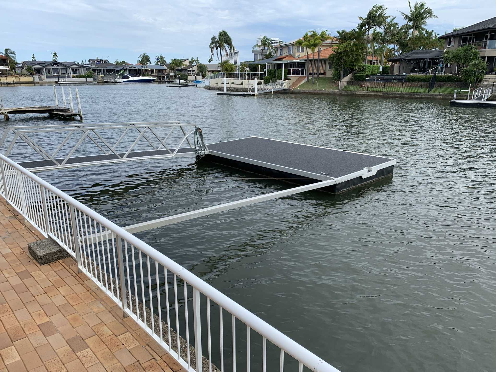 Pros and Cons of Strut Arm Pontoons